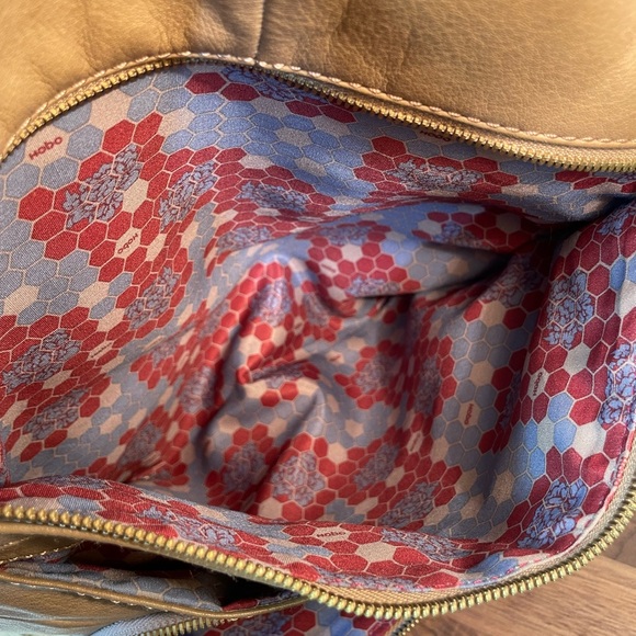 HOBO Leather Shoulder Bag Boho Slouchy Zip Top Pockets Fringe Neutral Classic - Picture 11 of 16